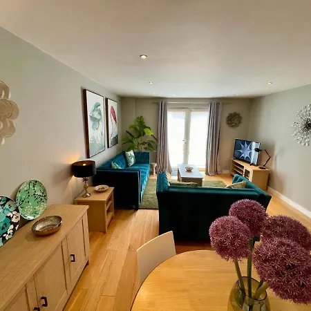 Stunning 2-Bed Town Centre Apartment - Hosted By Hutch Lifestyle Leamington Spa Exterior photo