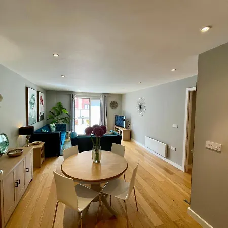 Stunning 2-Bed Town Centre Apartment - Hosted By Hutch Lifestyle Leamington Spa Exterior photo