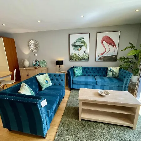 Stunning 2-Bed Town Centre Apartment - Hosted By Hutch Lifestyle Leamington Spa Exterior photo