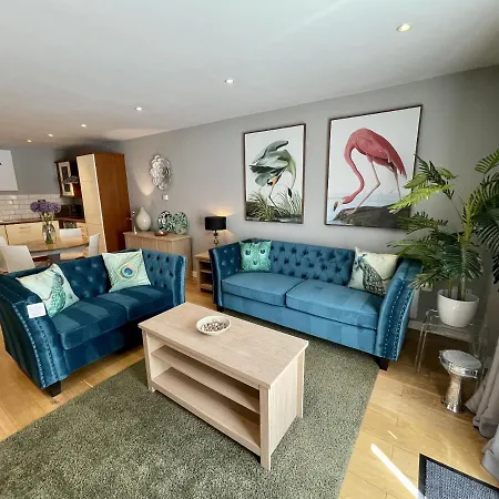 Stunning 2-Bed Town Centre Apartment - Hosted By Hutch Lifestyle Leamington Spa Exterior photo