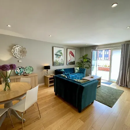 Stunning 2-Bed Town Centre Apartment - Hosted By Hutch Lifestyle Leamington Spa Exterior photo