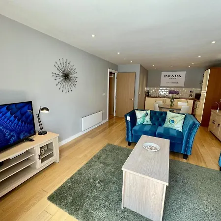 Stunning 2-Bed Town Centre Apartment - Hosted By Hutch Lifestyle Leamington Spa Exterior photo