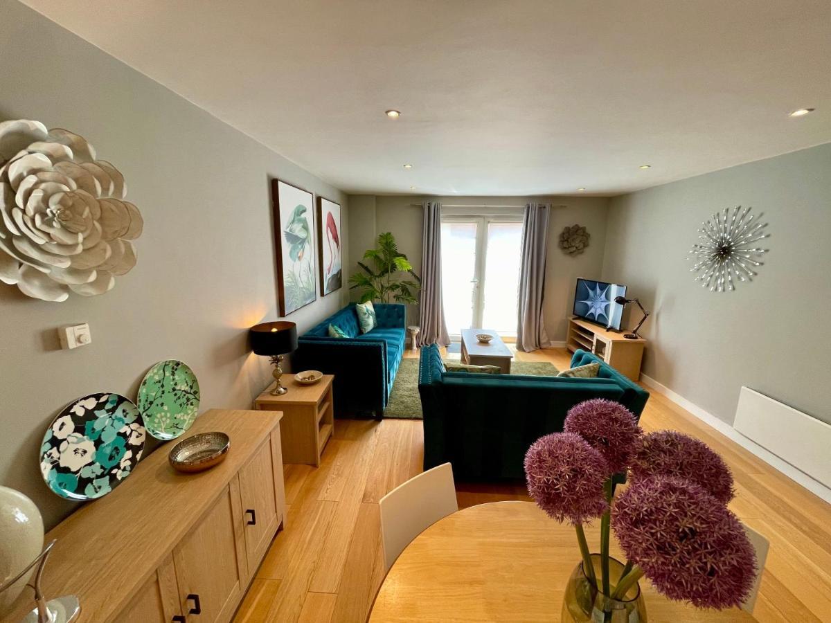 Stunning 2-bed Town Centre - Hosted By Hutch Lifestyle *