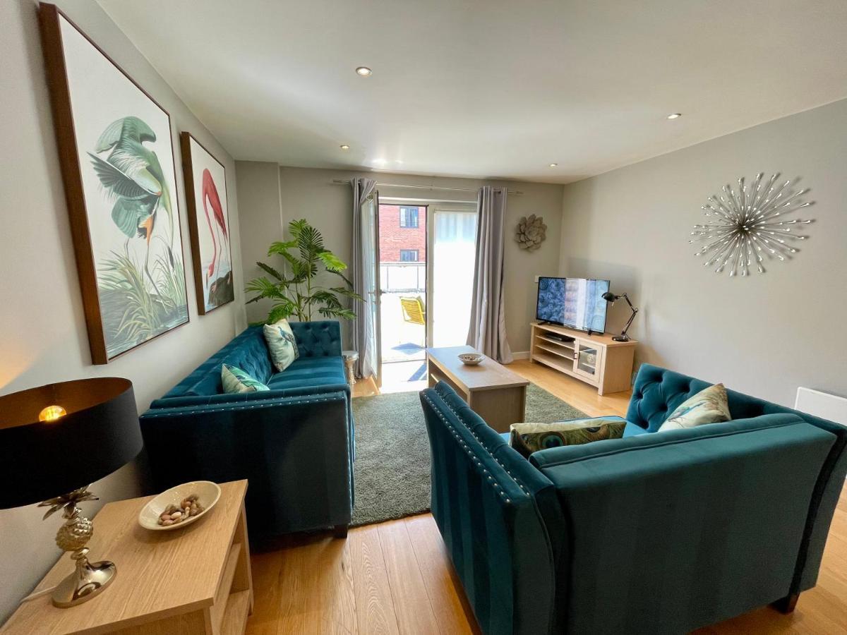 Stunning 2-bed Town Centre - Hosted By Hutch Lifestyle Apartment