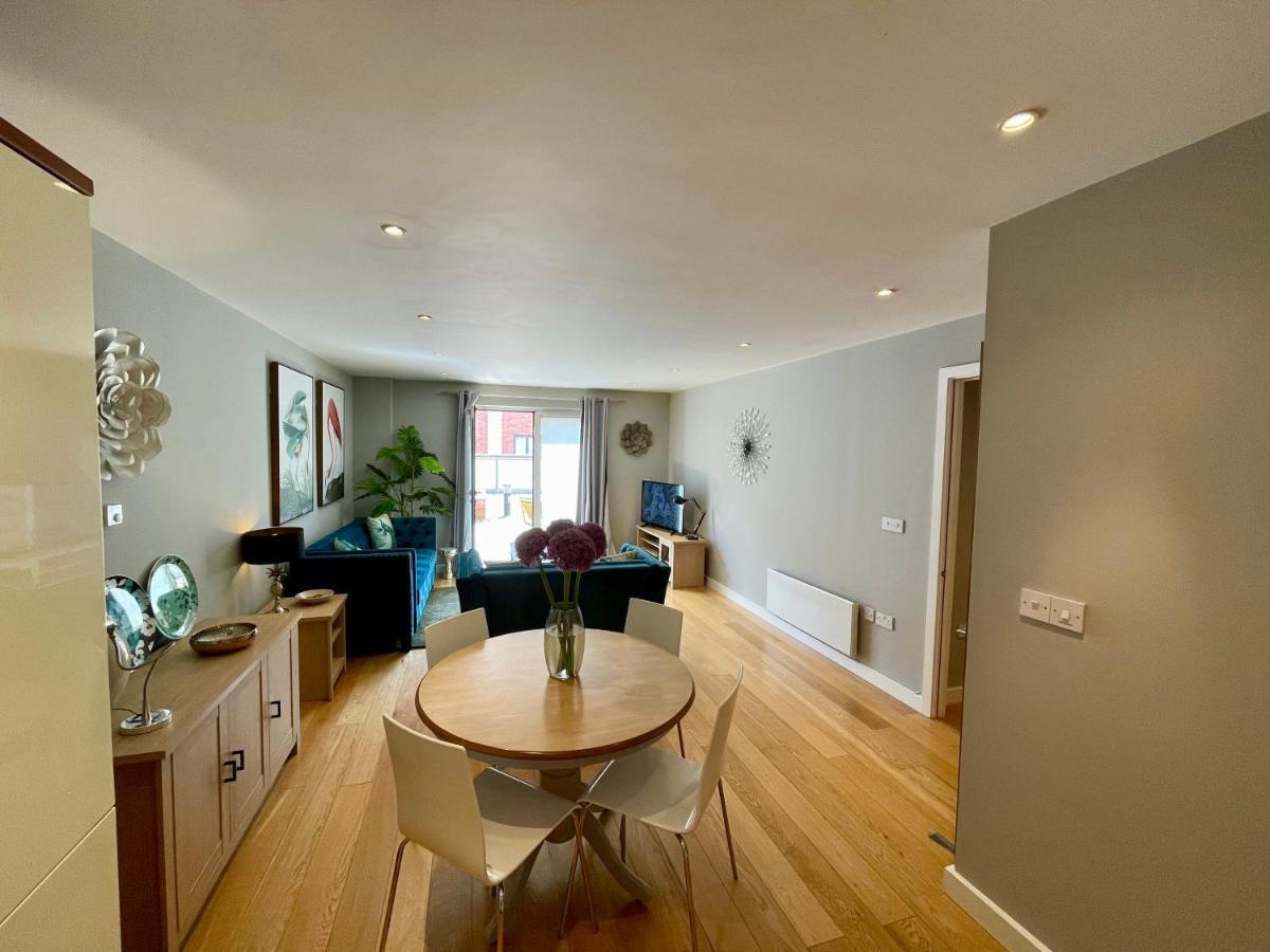 Apartment Stunning 2-bed Town Centre - Hosted By Hutch Lifestyle *
