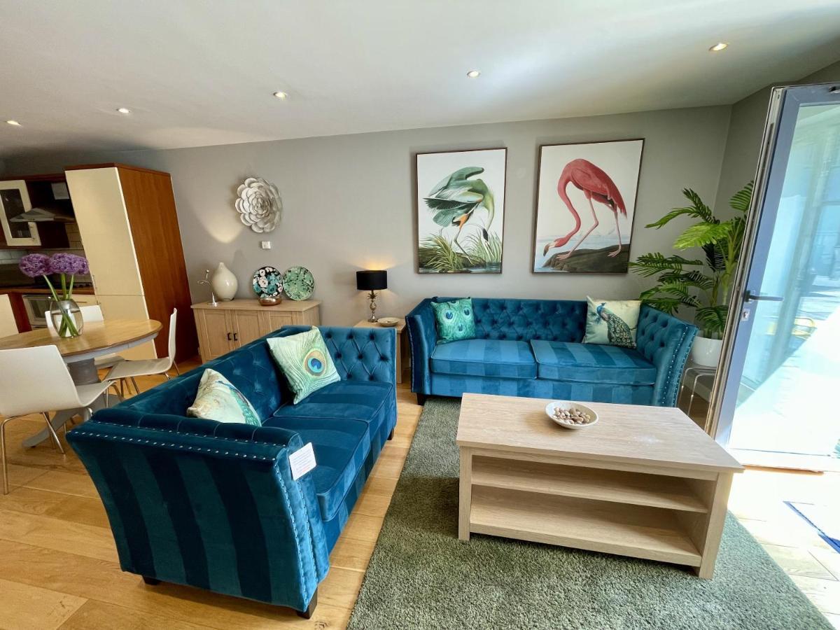 Stunning 2-bed Town Centre - Hosted By Hutch Lifestyle Apartment *