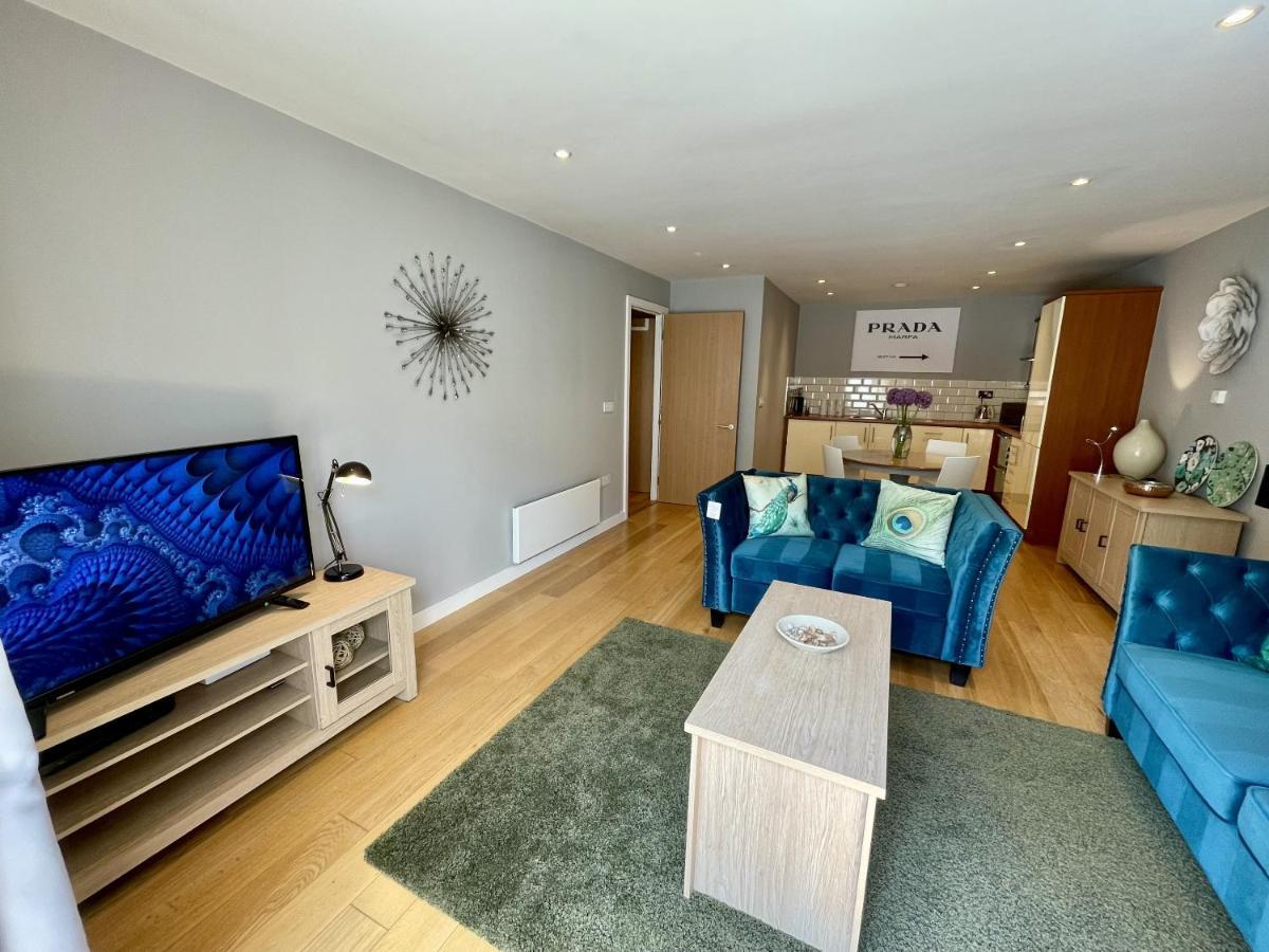 Stunning 2-bed Town Centre - Hosted By Hutch Lifestyle Apartment *