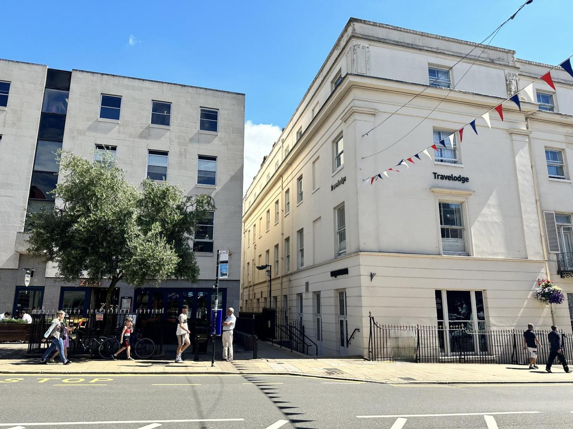 Stunning 2-bed Town Centre - Hosted By Hutch Lifestyle Apartment