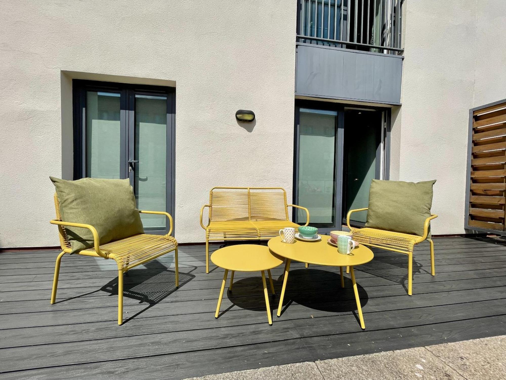 Stunning 2-bed Town Centre - Hosted By Hutch Lifestyle Apartment *