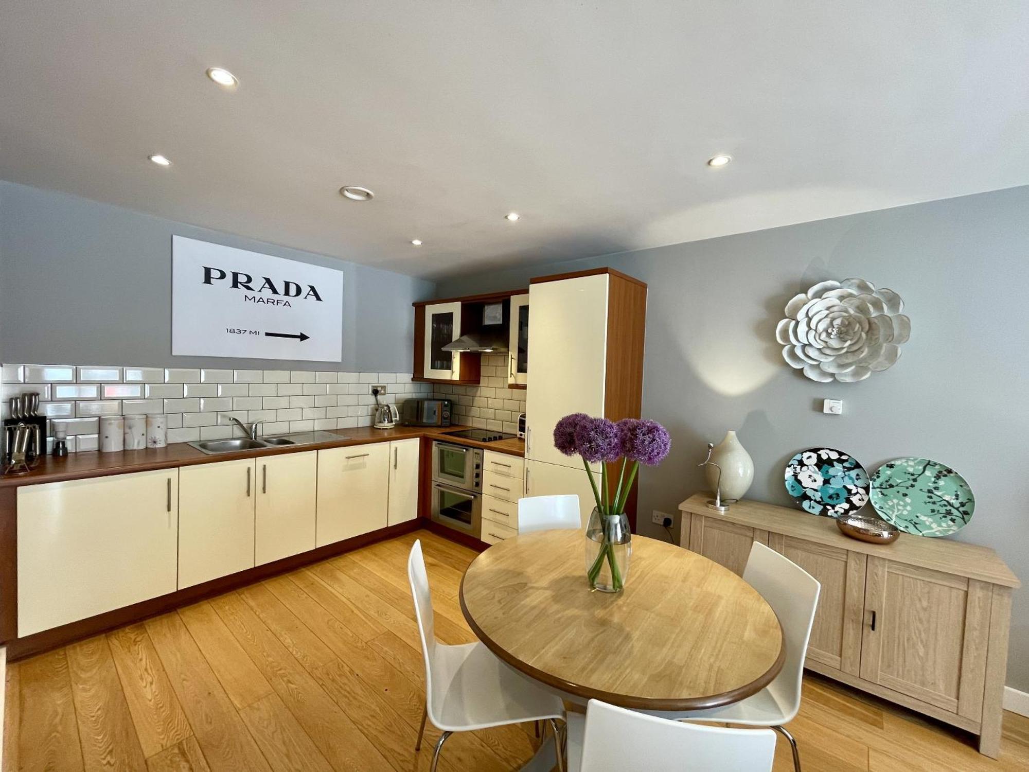 Stunning 2-bed Town Centre - Hosted By Hutch Lifestyle Apartment Leamington Spa